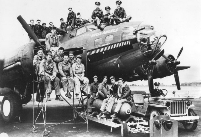 Экипаж капитана Эрла Болдуина и наземная команда возле B-17F-25-BO «Hell's Angels» №41-24577 