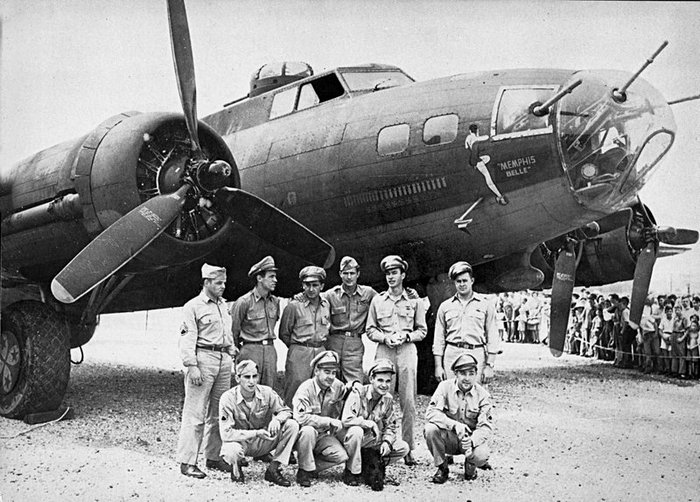 Основательно потрёпанный экипаж прославленного B-17 прибыл в родной город командира — Эшвилла, Северная Каролина