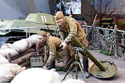 Расчёт из трёх человек ведёт огонь из 82-мм батальонного миномёта БМ-37, музей истории Великой Отечественной войны, Минск