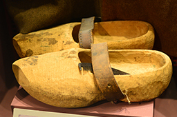 Деревянная обувь советского военнопленного, , музей истории Великой Отечественной войны, Минск