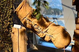 Деревянная колода – партизанский почтовый ящик, над ним – парашютный грузовой контейнер, музей истории Великой Отечественной войны, Минск