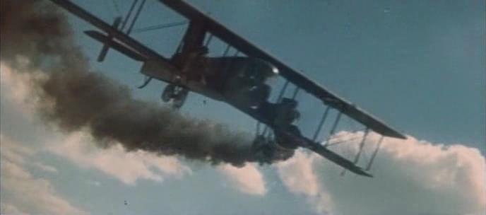 Эпизод с гибелью S-29-A. Дым от горящего двигателя неторопливо сносит набегающий поток ветра. К/ф «Поэма о крыльях»