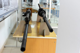 Слева - 23-мм авиационная пушка ВЯ, справа - 20-мм авиационная пушка ШВАК, Центральный музей ВВС РФ, п.Монино