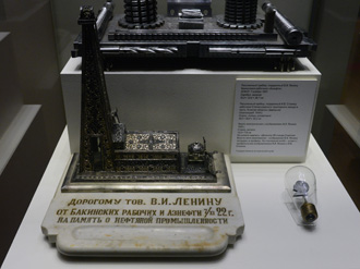 Письменный прибор, в виде нефтяной вышки, подаренный  В.И. Ленину бакинскими рабочими «Азнефти». 7 ноября 1922 года