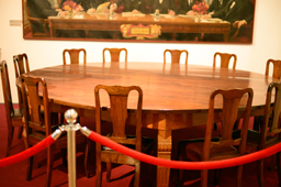 Стол и стулья из зала заседаний Тегеранской конференции, Выставка в Музее Отечественной войны 1812 года, г.Москва