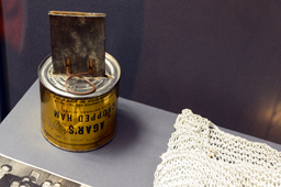 Переделанная в коптилку банка из-под американской тушёнки, Выставка в Музее Отечественной войны 1812 года, г.Москва