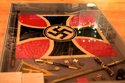 Трофеи: знамя танковой дивизии «Герман Геринг», меч из рейхсканцелярии – подарок Гитлеру от профсоюзов, Выставка в Музее Отечественной войны 1812 года, г.Москва