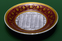 Фарфоровое блюдце с изображением календаря Римско-католической церкви на 1812 год. Музей-панорама «Бородинская битва», г.Москва