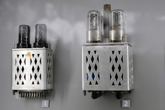 Блок приборов первой БЭСМ-1 созданной в 1952 году. Триггер-блок с 4 радиолампами для БЭСМ-1. , Музей современной истории России