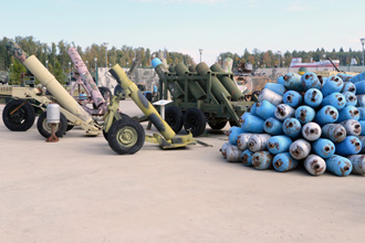 Кустарные 300-мм балономёты на колёсном ходу. Экспозиция, посвящённая локальному конфликту в Сирии, парк «Патриот»