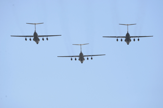 Пролёт трёх ИЛ-76 в финале авиационного праздника в честь 80-летия 18-й втад