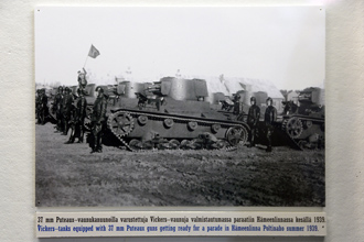 Танки Vickers, вооружённые 37-мм пушкам Puteaux на параде в Хямеэнлинна, летом 1939 года, Танковый музей в Парола