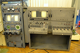 Слева – шкаф офицера наведения ЗРК С-75 Волга. Правее – шкаф оператора пуска ракет станции наведения противоракет Б-200 ЗРС С-25