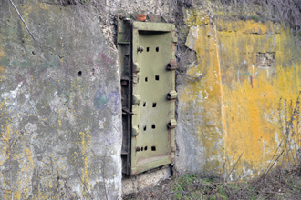 Двери в бетонной облицовке склона балки, Заглубленный командный пункт Северо-Кавказского военного округа