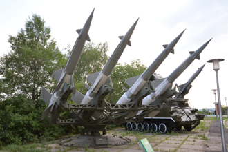 Пусковая установка 5П73 с ракетами 5В27 из состава ЗРК С-125, «Музей боевой и трудовой славы» в Парке Победы, Саратов