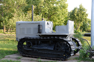 Трактор С-65 со 152-мм гаубицей Д-1, «Музей боевой и трудовой славы» в Парке Победы, Саратов