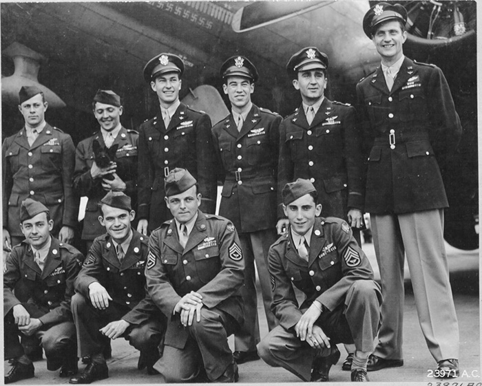 Экипаж «Мемфисской красотки» после возвращения в США. Вашингтон, июнь 1943 года