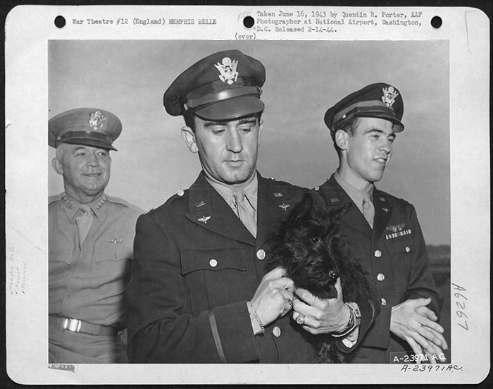 Генерал Генри Арнолд, Джеймс Веринис с собакой, штурман Чак Лейтон, 16 июня 1943 года, Вашингтон