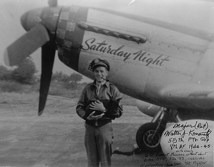 Уолтер Конанц и Лесси перед истребителем P-51D Mustang 