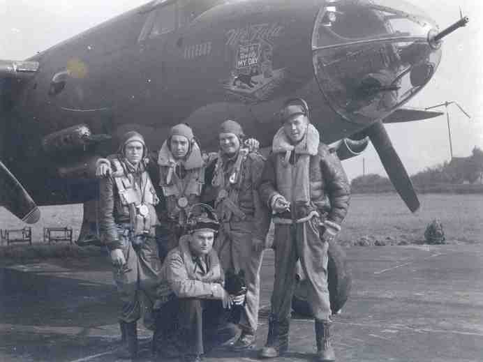Капитан Lyle Wolff и часть экипажа B-26C «Mr Fala»