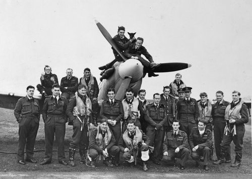 Пилоты 485-й (новозеландской) истребительной эскадрильи RAF. Скотч-терьера по кличке Стив держит флайт-лейтенант Тони Робсон [Tony Robson]