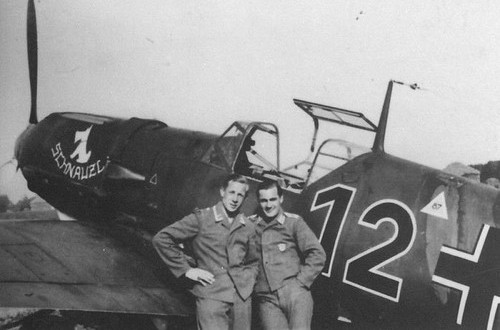 Пилоты Люфтваффе Josef Heinzeller и Fw Hermann Staege возле Messerschmitt Bf.109E-3 с характерным профилем скотч-терьера по кличке Шнауцль