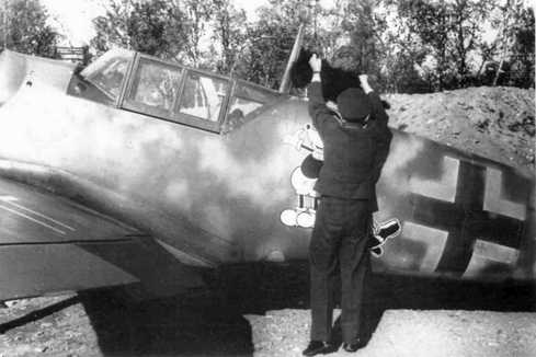 Командир II группы JG5 гауптман Карганико и его скотч-терьер у Messerschmitt 109G6 из штабной эскадрильи. Аэродром Аллакурти, Финляндия, сентябрь 1943 года.