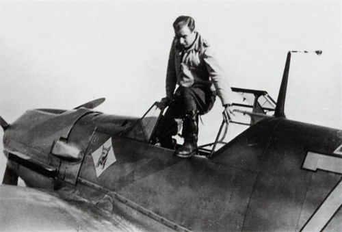 Обер-лейтенант Карганико в кабине Messerschmitt Bf 109E7. Петсамо, 25 сентября 1941 года. На борту истребителя хорошо видна эмблема штаффеля с изображением скотч-терьера.