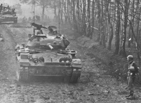 Танки M24 «Чаффи» 744-го танкового батальона на лесной дороге возле Хаультхаузена или Кирххеллена, 25 марта 1945 года