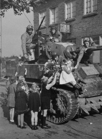 Голландские дети дарят цветы экипажу американского танка М5 «Стюарт» из 744-го тб, октябрь 1944