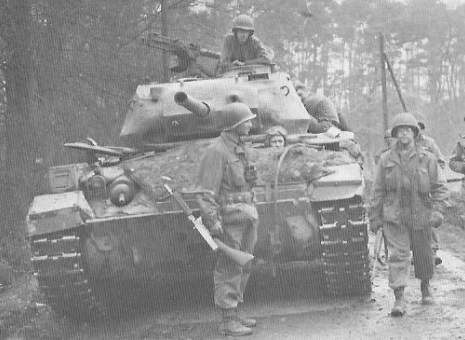Солдаты 120-го пехотного полка идут мимо танка 744-го танкового батальона, октябрь 1944