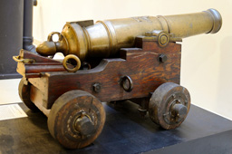 Пушка-единорог 4-фунтового калибра (88-мм), XVIII век, Адмиралтейский Ижорский завод, на вооружении с 1757 года, Центральный военно-морской музей