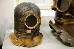 Шлем c остатком гидрокостюма из комплекта регенеративного спасательного снаряжения подводника, ЦВВМ