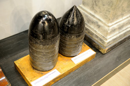 Слева: 8-дюймовая бомба из чугуна. Справа: 8-дюймовая бомба из закалённого чугна. Оба снаряда с толстой свинцовой оболочкой для применения из нарезных орудий, ЦВВМ