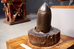 Фрагмент броневой плиты, пробитой застрявшим в ней 180-мм снарядом во время испытаний на полигоне, XIX век, ЦВВМ
