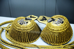 Эполеты адмиральские с серебряным вензелем «Н I», принадлежали адмиралу М. П. Лазареву, ЦВВМ