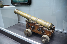 На трофейном орудии надпись: «Турецкая пушка, взятая в Наваринском сражении, 8 октября 1827 года», ЦВВМ