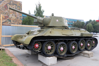 , Т-34 на площади у бывшего Сталинградского тракторного завода