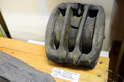 Трёхшкивный блок шведского бриг-коттера «Dragon», Музей подводной археологии, г.Выборг