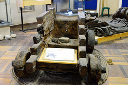 Левая щека станка 24-х фунтового орудия имеет следы попадания пушечного ядра, Музей подводной археологии, г.Выборг