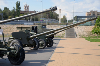 100-мм противотанковая пушка МТ-12 «Рапира», Экспозиция военной техники на центральной набережной Волгограда