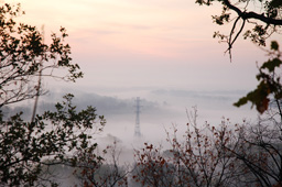 Вид на реку Уфа, покрытую туманом.
