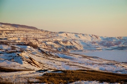 Вид на перевал и карьер зимой от подножия