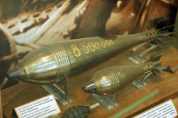 Последние мины выпущенные в 1945 году Люберецким заводом им.Ухтомского. 10-миллионная 82-мм и 8.5-миллионная 120-мм мины.