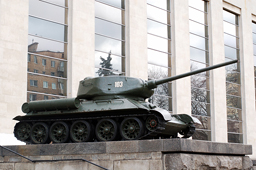 Средний танк Т-34-85, установленный перед входом в музей., ЦМВС