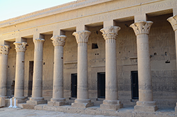 Стиль характерный для эллинистического периода. У колонн разные капители, в отличии от египетских колонн, которые увенчаны лотосом, либо папирусом