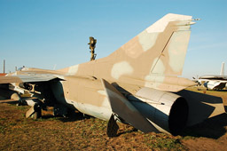 МиГ-23 часто страдали поломками гребня, стоило немного превысить угол атаки при посадке. В случае, если самолет сносил весь гребень, повреждалось сопло и хвостовая часть.