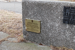 Гранитный валун - памятник «Героям штурма Пиллау» установлен в 1971 году, Балтийск, Калининградская область