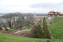 Вид вдоль крепостной стены на бастион с памятником Победителю (напоменик Победнику), Крепость Калемегдан. Белград