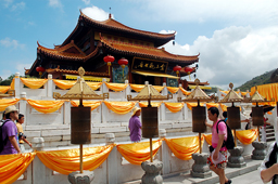 Здание в котором хранится золотая статуя Гуанминь 